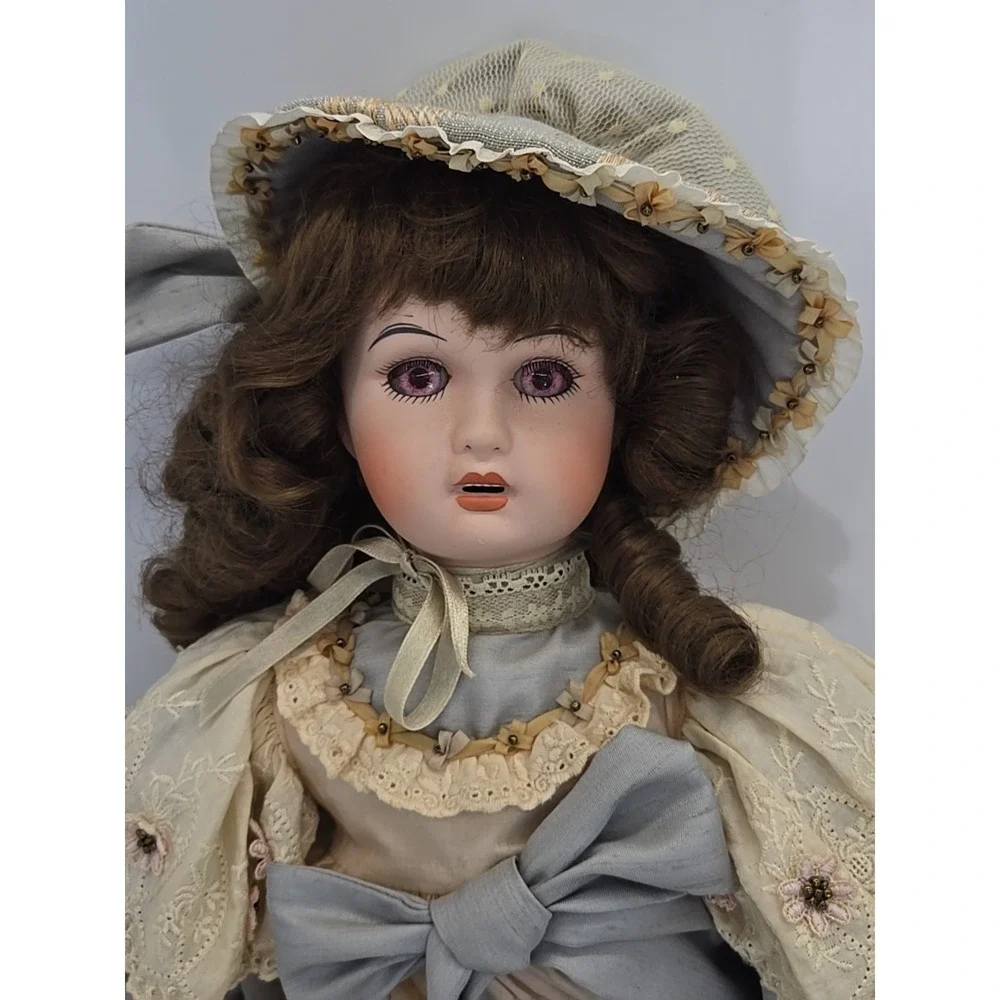 Mundia Christine et‎ Cecile Porcelain Doll 22